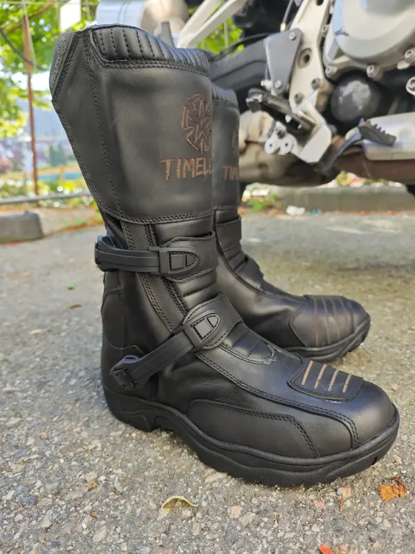Timeless Hillside MC-støvel  i svart skinn med to spenner, Adventure stil