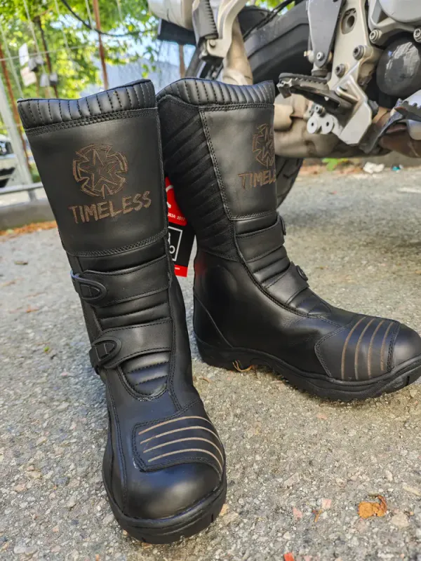 Timeless Hillside MC-støvel  i svart skinn med to spenner, Adventure stil